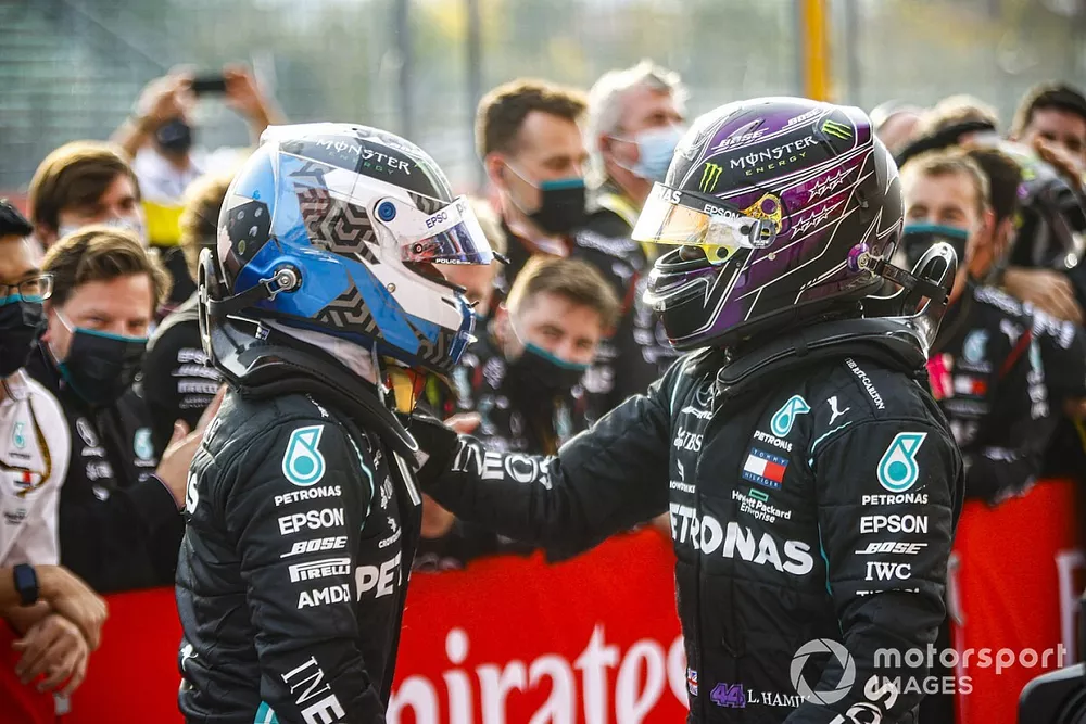 Segundo lugar Valtteri Bottas, Mercedes-AMG F1y el ganador Hamilton, Mercedes-AMG F1 celebran en Parc Ferme 