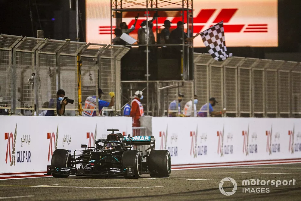 Il vincitore della gara Lewis Hamilton, Mercedes F1 W11 taglia il traguardo