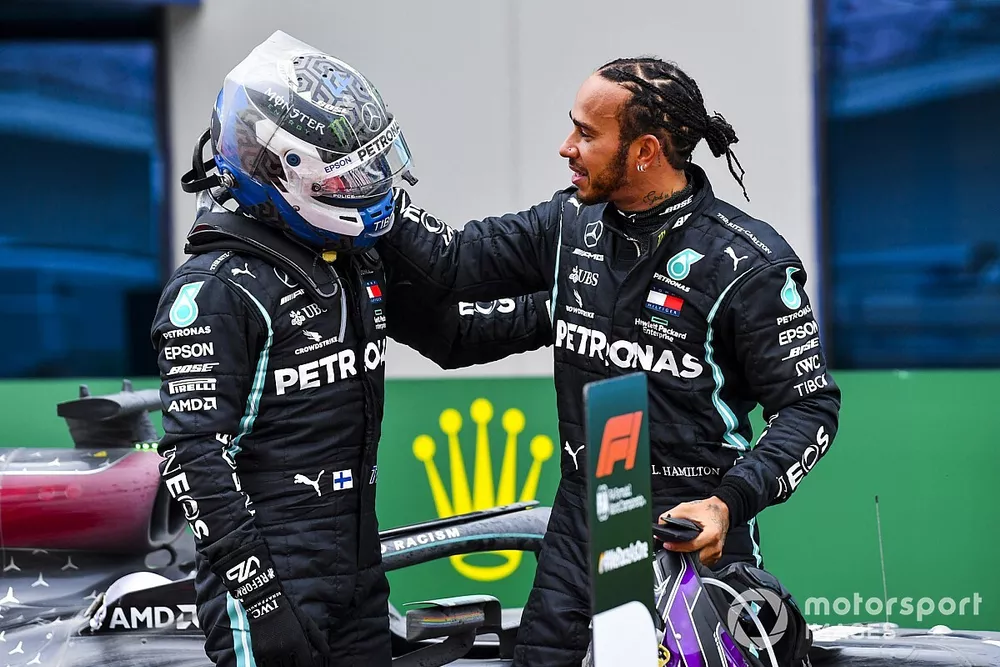 Le vainqueur Lewis Hamilton, Mercedes-AMG F1 f&ecirc;te dans le parc ferm&eacute; apr&egrave;s avoir s&eacute;curis&eacute; son 7e titre mondial avec Valtteri Bottas, Mercedes-AMG F1 