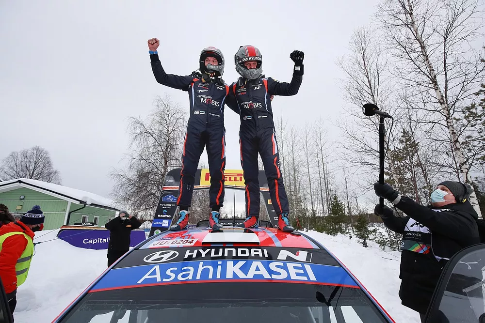 Los ganadores: Ott T&auml;nak, Martin J&auml;rveoja, Hyundai Motorsport Hyundai i20 Coupe WRC