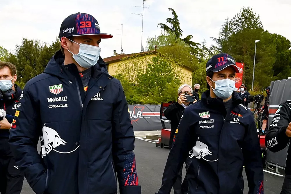 Max Verstappen, Red Bull Racing, Sergio P&eacute;rez, Red Bull Racing y Lewis Hamilton, Mercedes piloto de la Pole, caminando hacia la Conferencia de Prensa 