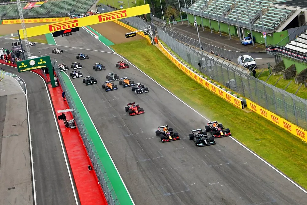Salida Lewis Hamilton, Mercedes W12, Max Verstappen, Red Bull Racing RB16B, Sergio P&eacute;rez, Red Bull Racing RB16B