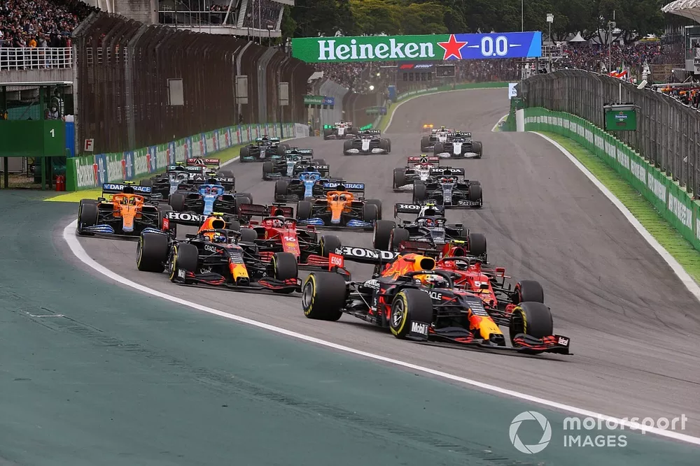 Max Verstappen, Red Bull Racing RB16B, Carlos Sainz Jr., Ferrari SF21, Sergio Perez, Red Bull Racing RB16B, Charles Leclerc, Ferrari SF21, e il resto delle auto alla partenza