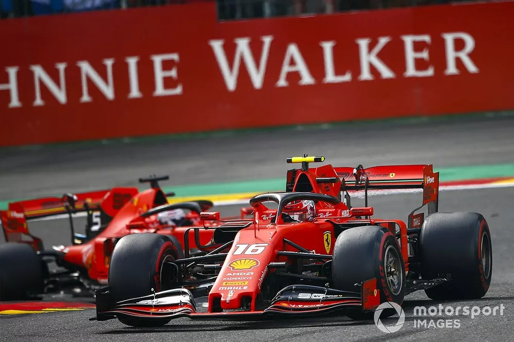 Charles Leclerc, Ferrari SF90, voor Sebastian Vettel, Ferrari SF90 
