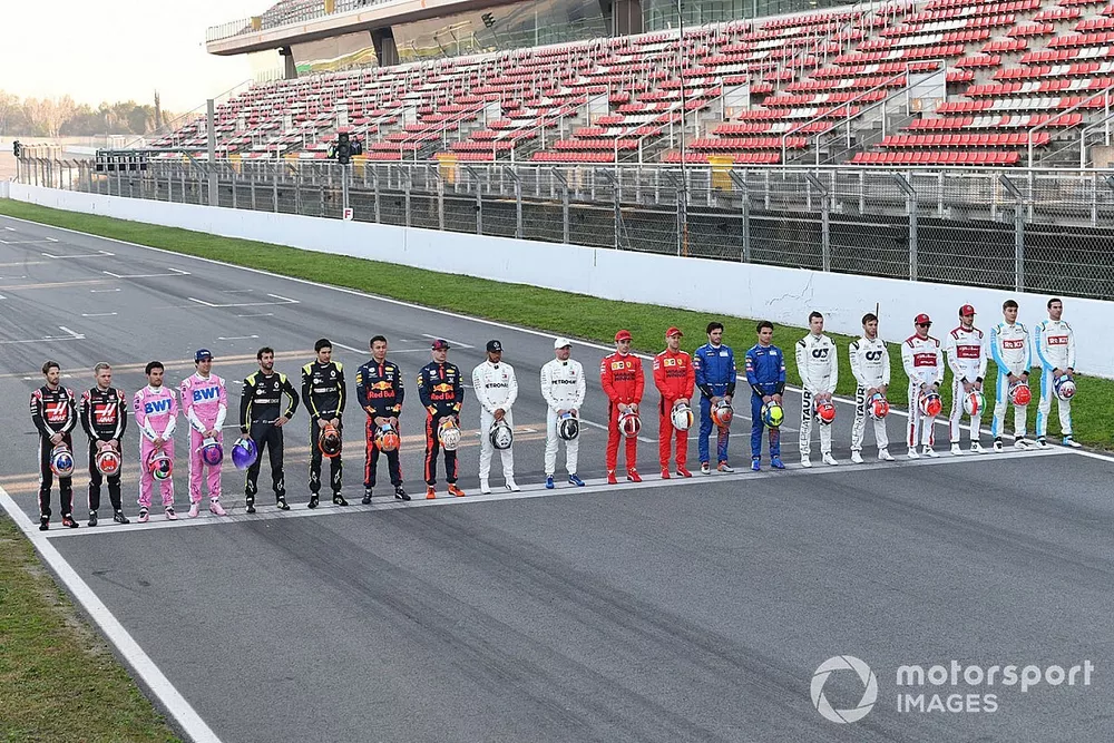 Los pilotos se alinean en la pista