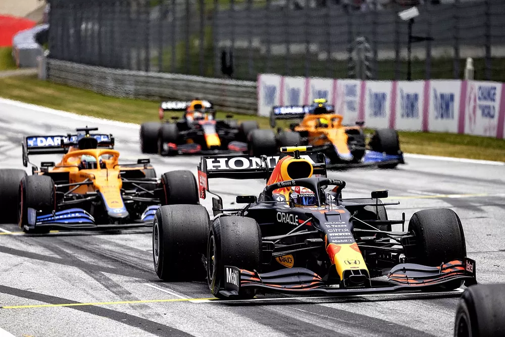 Sergio Perez, Red Bull Racing RB16B, Daniel Ricciardo, McLaren MCL35M, en Lando Norris, McLaren MCL35M