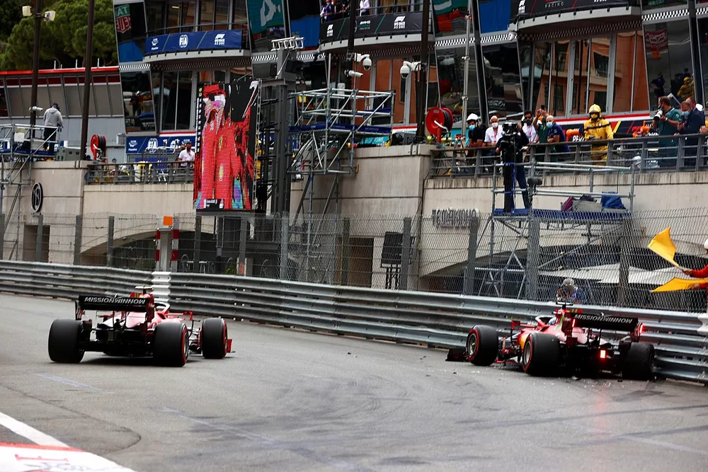 Carlos Sainz Jr., Ferrari SF21, passe devant Charles Leclerc, Ferrari SF21, accident&eacute; &agrave; la fin des qualifications