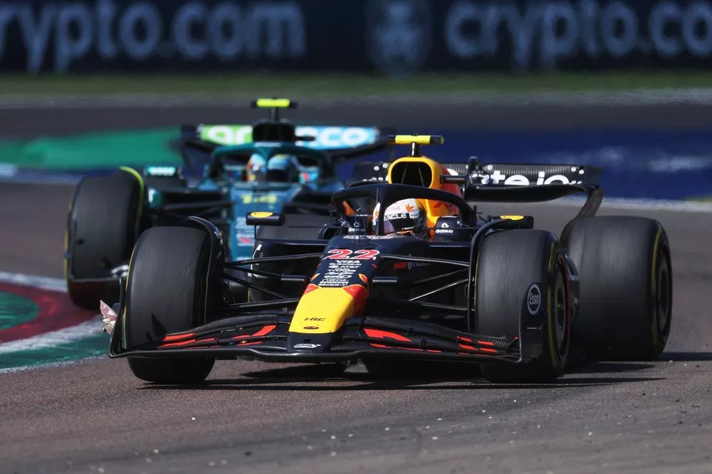 Fernando Alonso, Aston Martin Racing, Yuki Tsunoda, Red Bull Racing