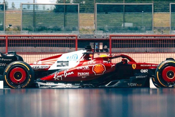 Lewis Hamilton en el día de filmación de Ferrari en Mugello