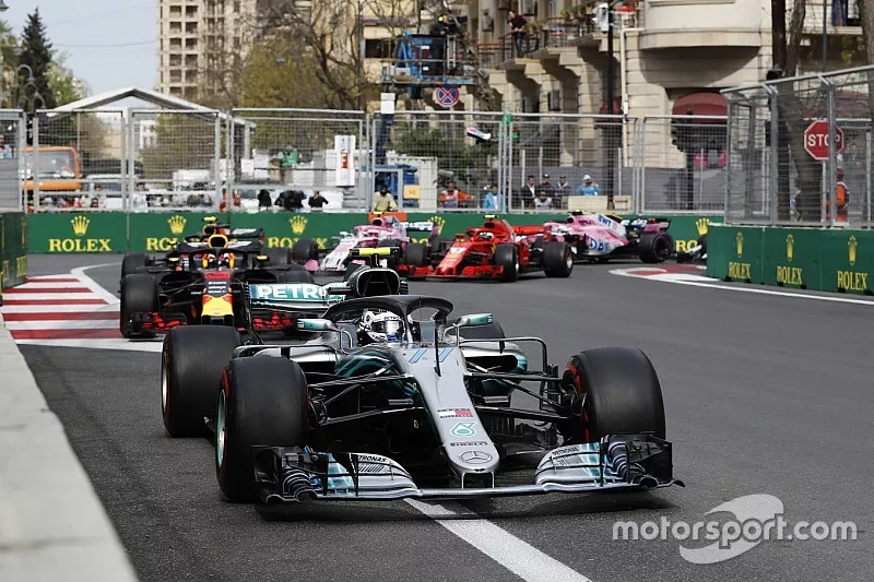 Valtteri Bottas, Mercedes AMG F1 W09, voor Daniel Ricciardo, Red Bull Racing RB14 Tag Heuer, Max Verstappen, Red Bull Racing RB14 Tag Heuer, Kimi Raikkonen, Ferrari SF71H, en Esteban Ocon, Force India VJM11 Mercedes, at the start