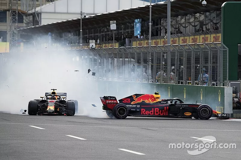 Max Verstappen en Daniel Ricciardo, Red Bull Racing RB14 crash