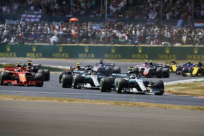 Valtteri Bottas, Mercedes AMG F1 W09, leads Lewis Hamilton, Mercedes AMG F1 W09, Kimi Raikkonen, Ferrari SF71H, and the rest of the field at the start of the race