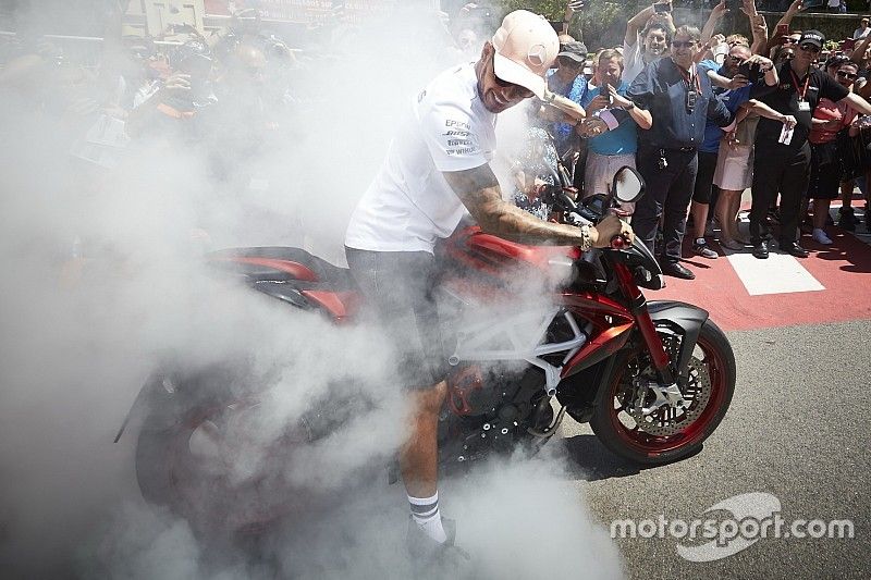 Lewis Hamilton, Mercedes AMG F1, realiza unas donas en una motocicleta