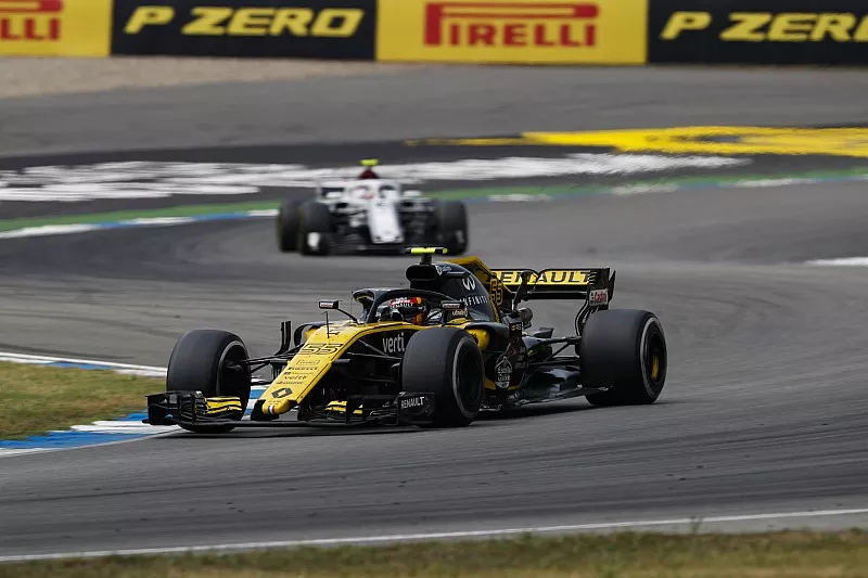 Carlos Sainz Jr., Renault Sport F1 Team R.S. 18, Charles Leclerc, Sauber C37