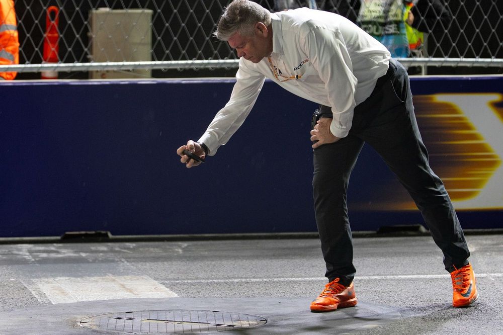 Un comisario inspecciona las alcantarillas