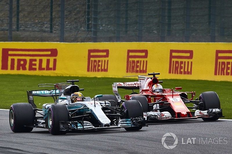 Lewis Hamilton, Mercedes AMG F1 W08, Sebastian Vettel, Ferrari SF70H