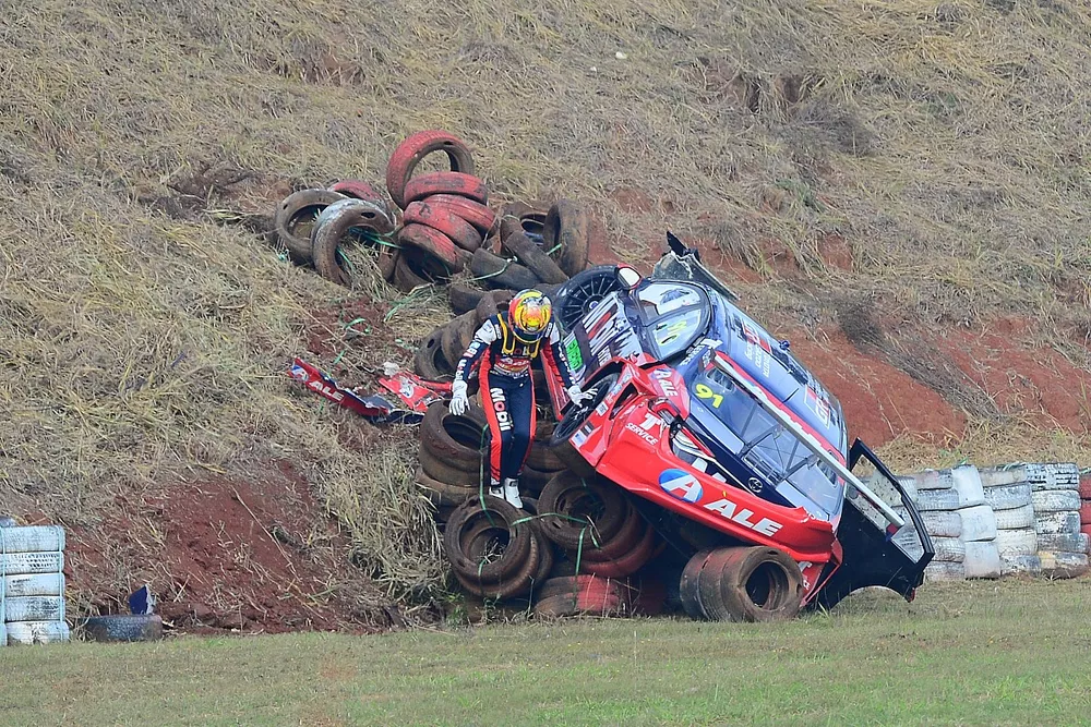 Dudu Barrichello sai do carro ap&oacute;s batida em Tarum&atilde;