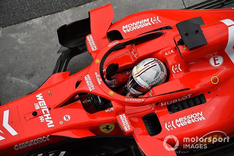 Sebastian Vettel, Ferrari SF71H mueve sus manos cuando está en la báscula durante Q2