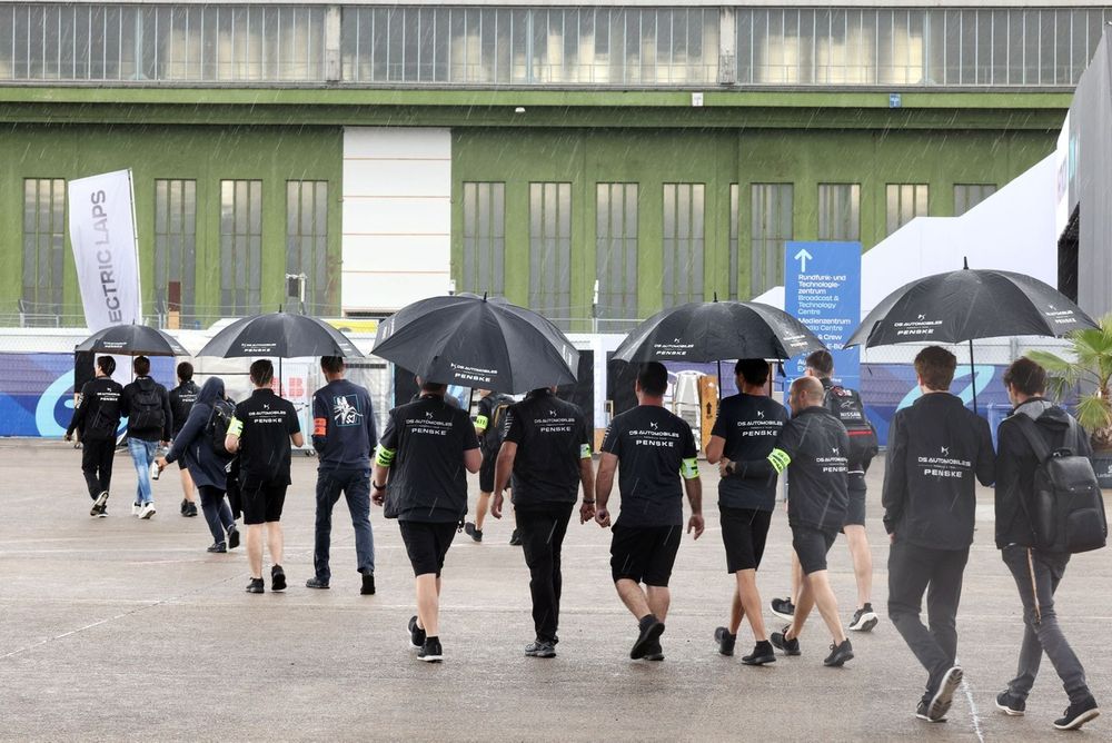 Miembro del equipo saliendo del paddock.
