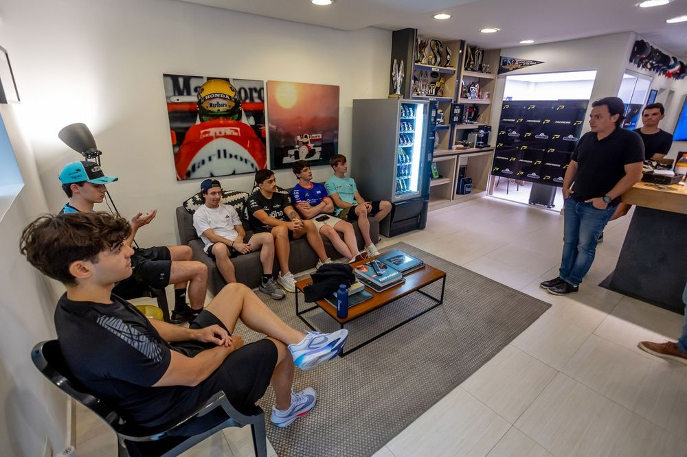 Pilotos se re&uacute;nem com Thiago Marques