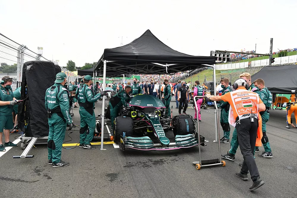 Mec&aacute;nicos en la parrilla con Sebastian Vettel, Aston Martin AMR21