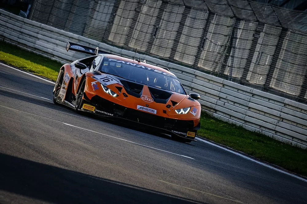 #16 GRT Grasser Racing Team Lamborghini Huracan GT3 Evo: Tim Zimmermann, Kikko Galbiati, Clemens Schmid