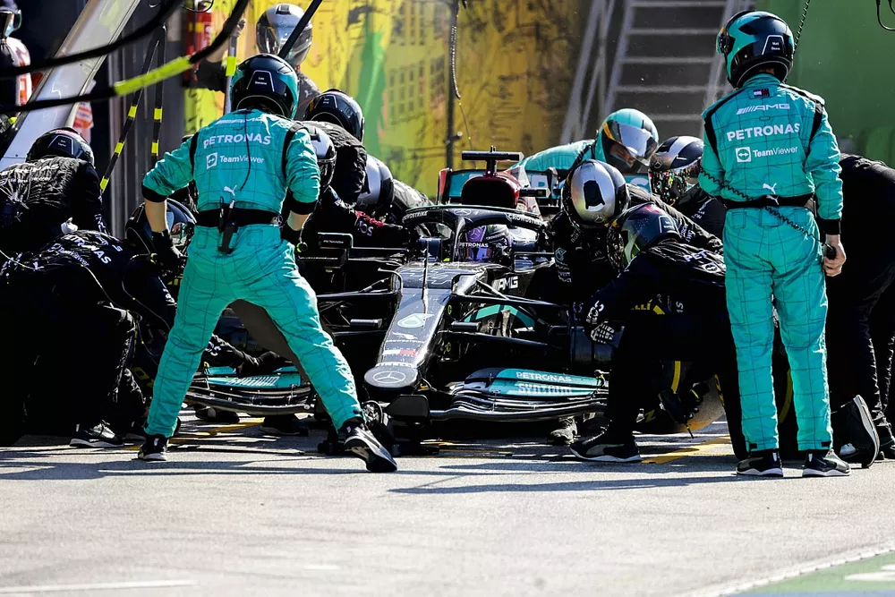 Lewis Hamilton, Mercedes W12, fait un arr&ecirc;t