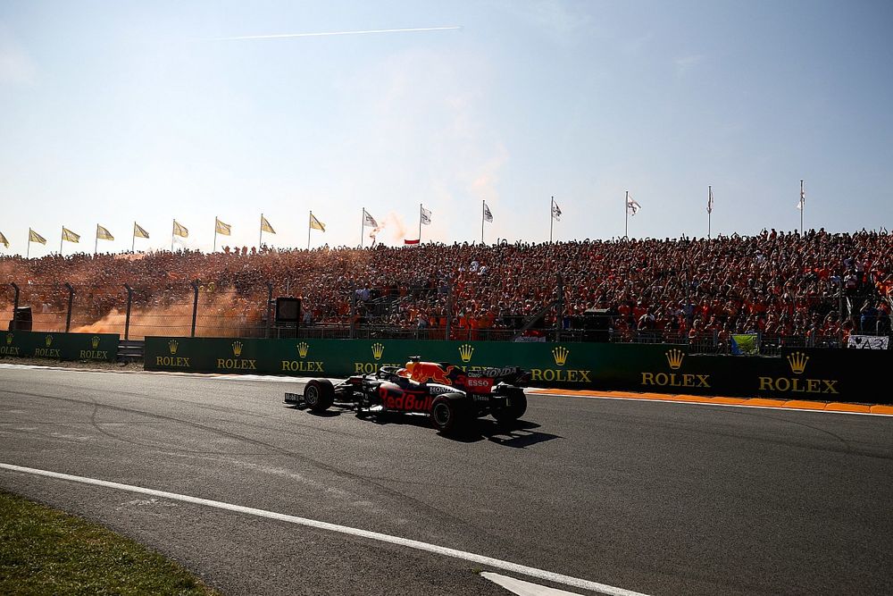 Ganador de la carrera, Max Verstappen, el RB16B de Red Bull Racing saludando a sus fans