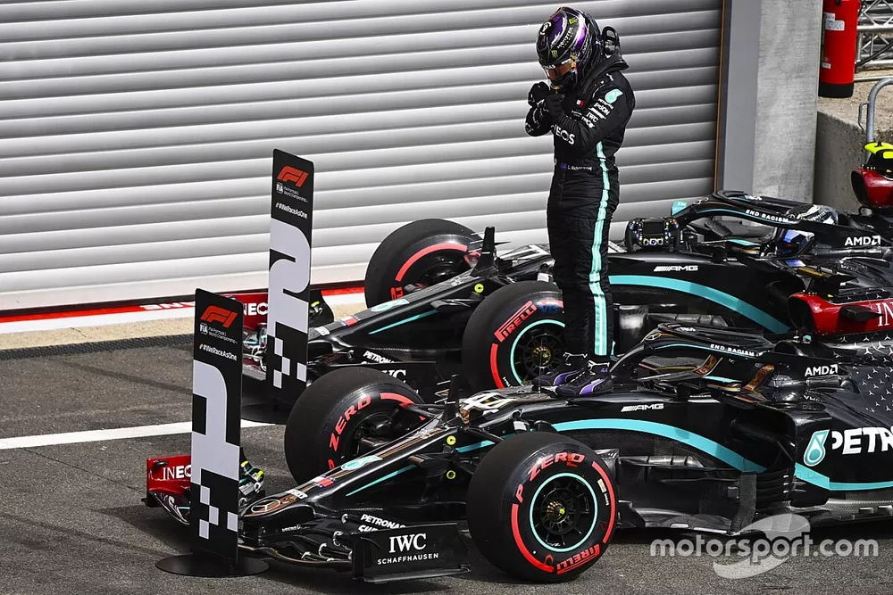 Le poleman Lewis Hamilton, Mercedes-AMG F1 f&ecirc;te dans le parc ferm&eacute;
