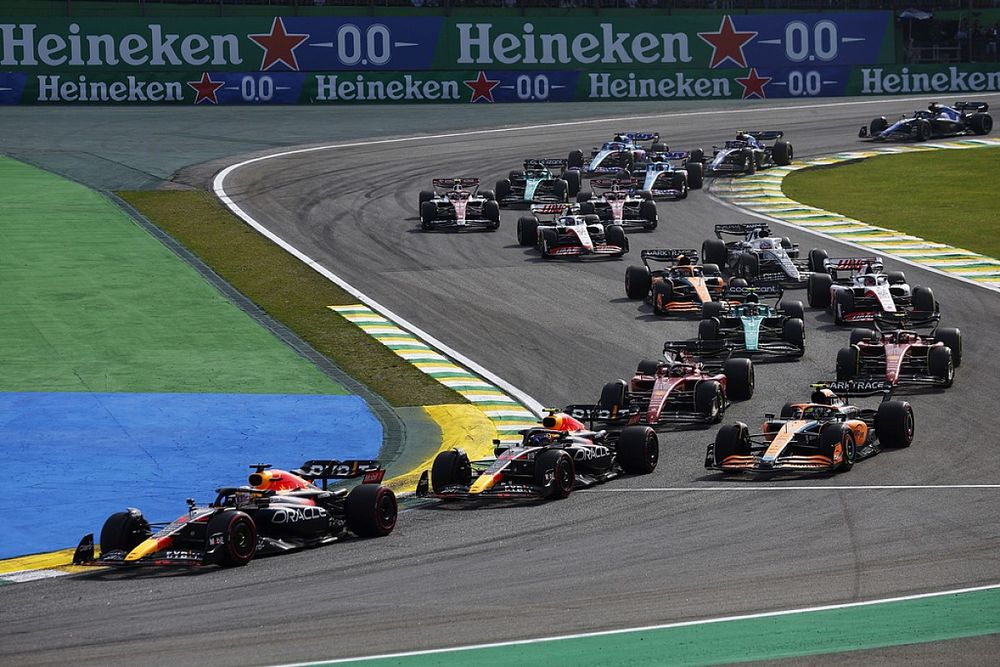 Max Verstappen, Red Bull Racing RB18, Sergio Perez, Red Bull Racing RB18, Lando Norris, McLaren MCL36, Charles Leclerc, Ferrari F1-75, Carlos Sainz, Ferrari F1-75, the remainder of the field at the start