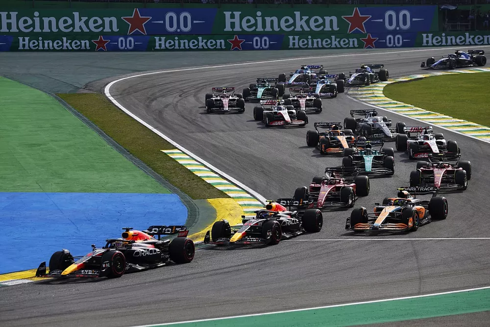 Max Verstappen, Red Bull Racing RB18, Sergio Perez, Red Bull Racing RB18, Lando Norris, McLaren MCL36, Charles Leclerc, Ferrari F1-75, Carlos Sainz, Ferrari F1-75, the remainder of the field at the start
