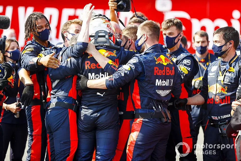 Race Winner Max Verstappen, Red Bull Racing celebrates in Parc Ferme with his mechanics   