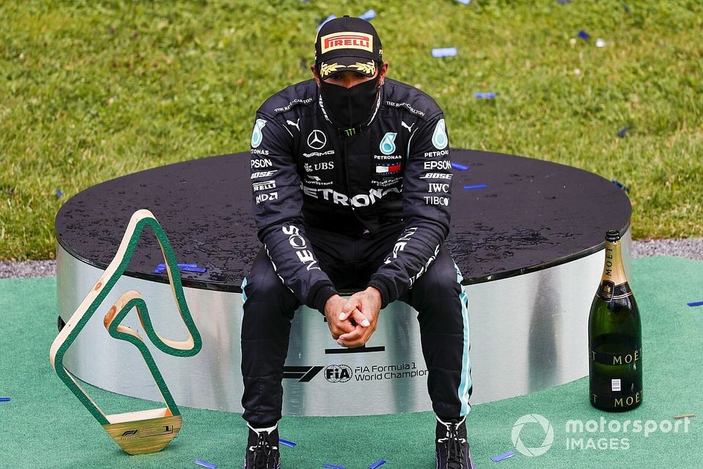 Race winner Lewis Hamilton, Mercedes-AMG Petronas F1 on the podium with the trophy and the champagne