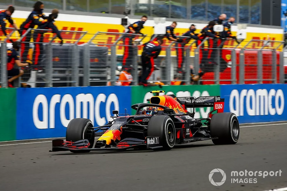 Segundo lugar Max Verstappen, Red Bull Racing RB16 cruza la l&iacute;nea de meta con su equipo celebrando