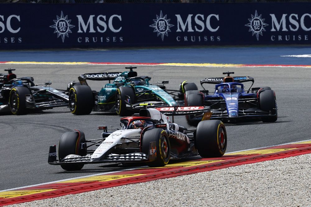 Yuki Tsunoda, AlphaTauri AT04, precede Alex Albon, Williams FW45, e Lance Stroll, Aston Martin AMR23