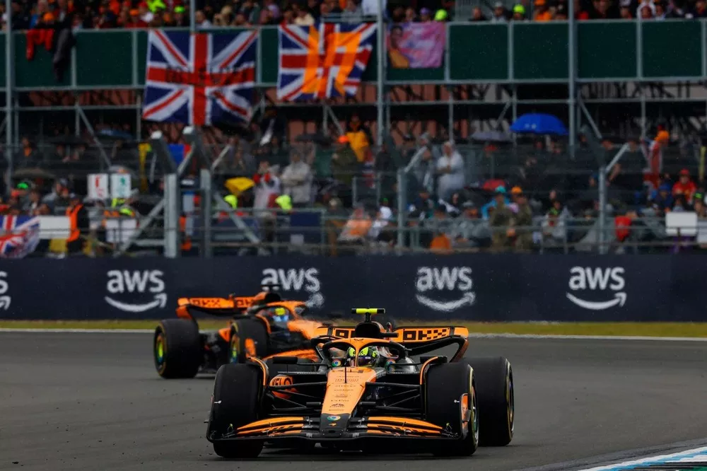 Lando Norris, McLaren MCL38, Oscar Piastri, McLaren MCL38