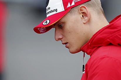 Schumacher l'emporte encore, Ticktum perd pied