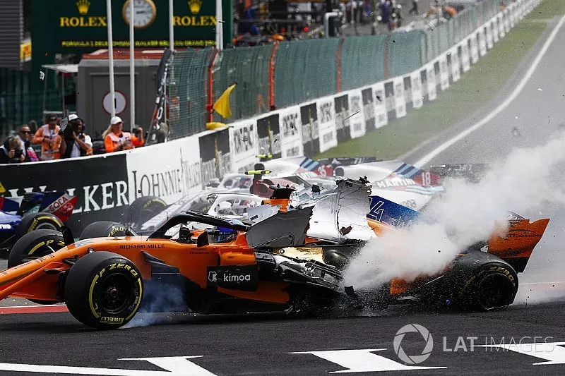 Choque de Fernando Alonso, McLaren MCL33, Charles Leclerc, Sauber C37, y Nico Hulkenberg, Renault Sport F1 Team R.S. 18, al inicio de la carrera
