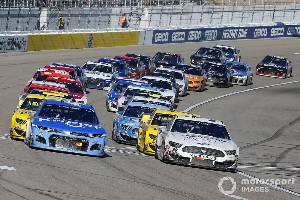 John H. Nemechek, Front Row Motorsports, Ford Mustang Berry's Bullets en Ricky Stenhouse Jr., JTG Daugherty Racing, Chevrolet Camaro Kroger restart