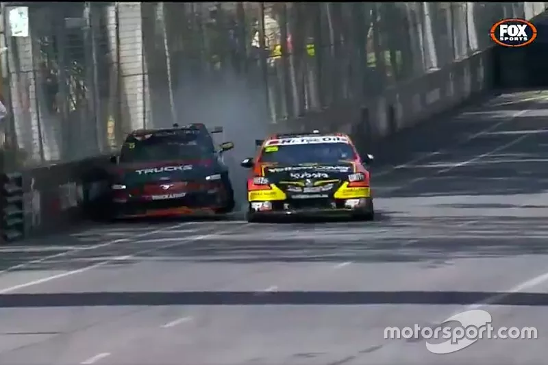 Lee Holdsworth, Tickford Racing Ford Mustang, and Garry Jacobson, Matt Stone Racing Holden Commodore