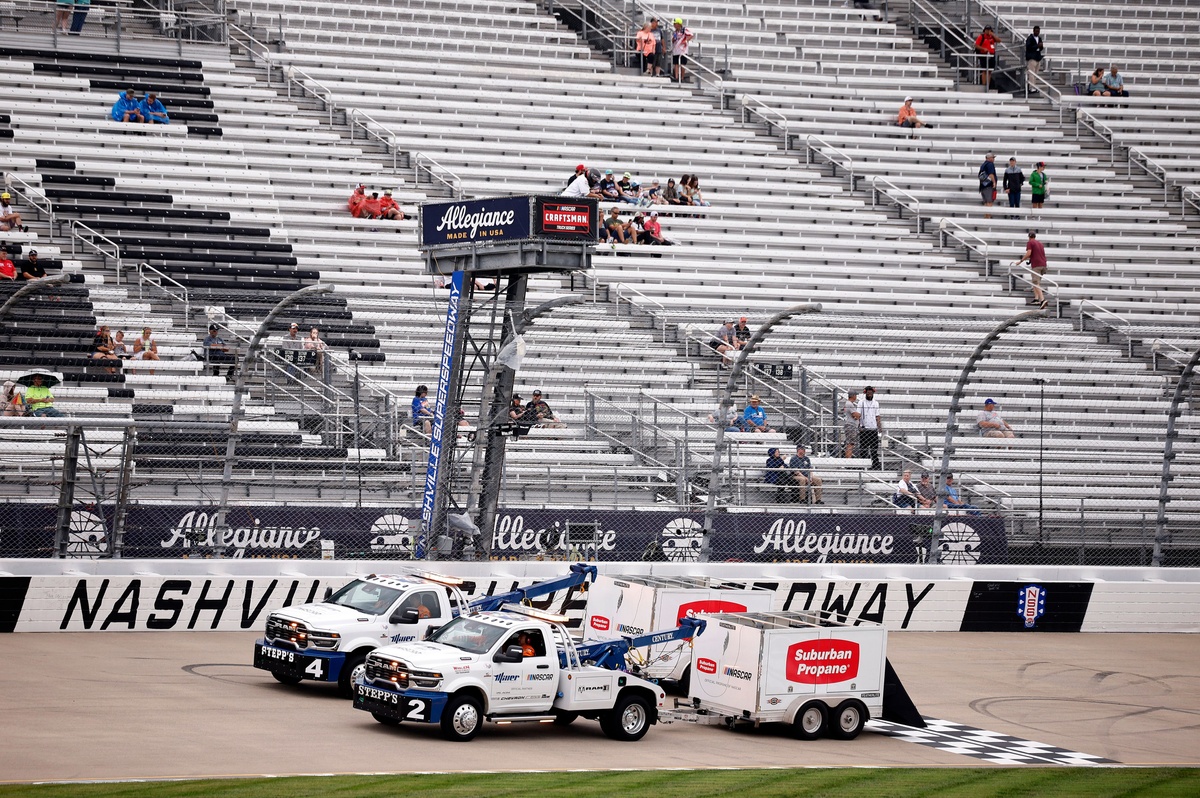 NASCAR Cup: Hamlin en la pole y Suárez tercero tras la cancelación de la clasificación en Nashville