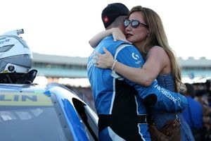 Denny Hamlin lamenta no haber ganado el campeonato para su padre en NASCAR