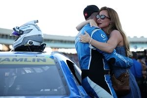 Larson, comprensivo con Hamlin tras el cruel final de la NASCAR