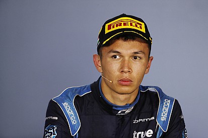 "Albon, Toro Rosso ile sözleşme imzaladı"