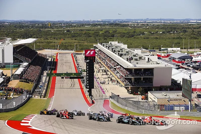 Sebastian Vettel, Ferrari SF70H, Lewis Hamilton, Mercedes AMG F1 W08, Valtteri Bottas, Mercedes AMG F1 W08, Kimi Raikkonen, Ferrari SF70H, the rest of the field at the start