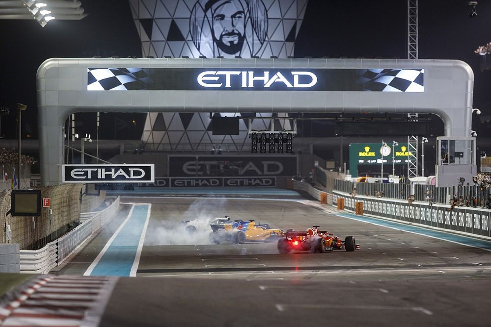 Lewis Hamilton, Mercedes-AMG F1 W09, Fernando Alonso, McLaren MCL33 y Sebastian Vettel, Ferrari SF71H hacen donas al final