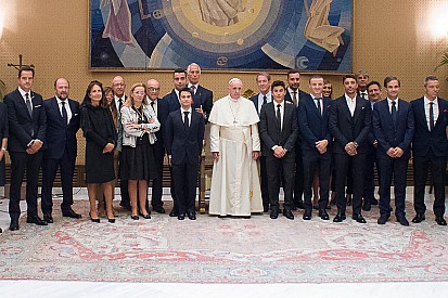 MotoGP-Fahrer treffen im Vatikan Papst Franziskus