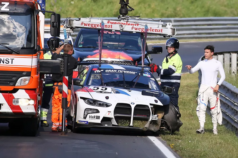 Crash: Sheldon van der Linde, BMW M4 GT3