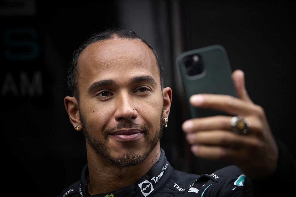 Lewis Hamilton, Mercedes con un iPhone