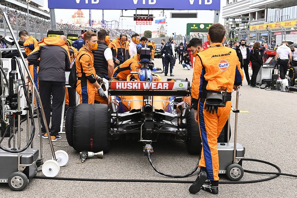 Mecánicos en la parrilla con el coche de Daniel Ricciardo, McLaren MCL35M